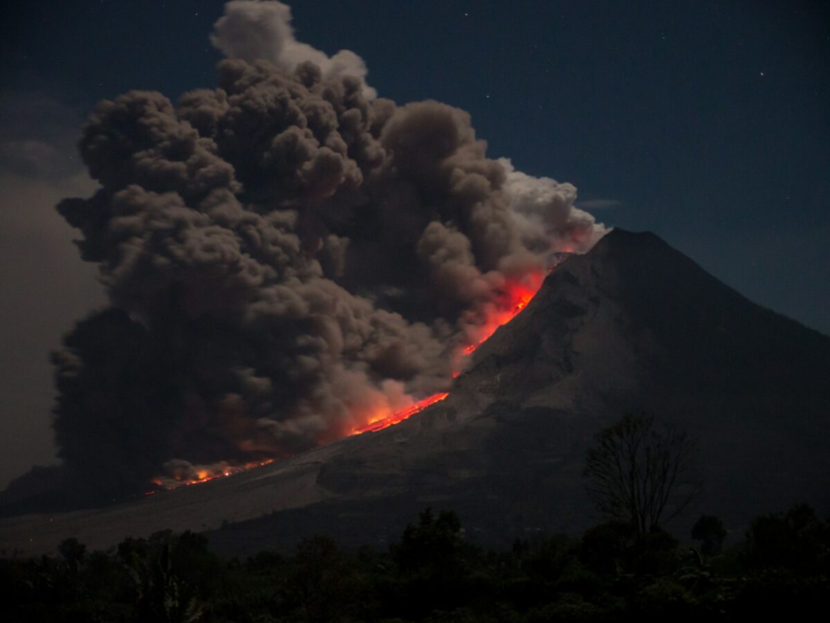 Ketika Dunia Sibuk Berperang, Gunung di Ujung Timur Bersuara